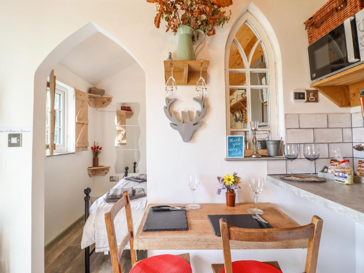 Chateau Petit Caersws エクステリア 写真