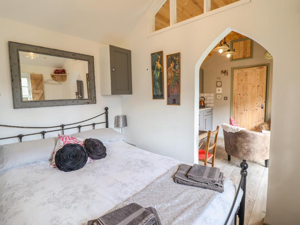 Chateau Petit Caersws エクステリア 写真